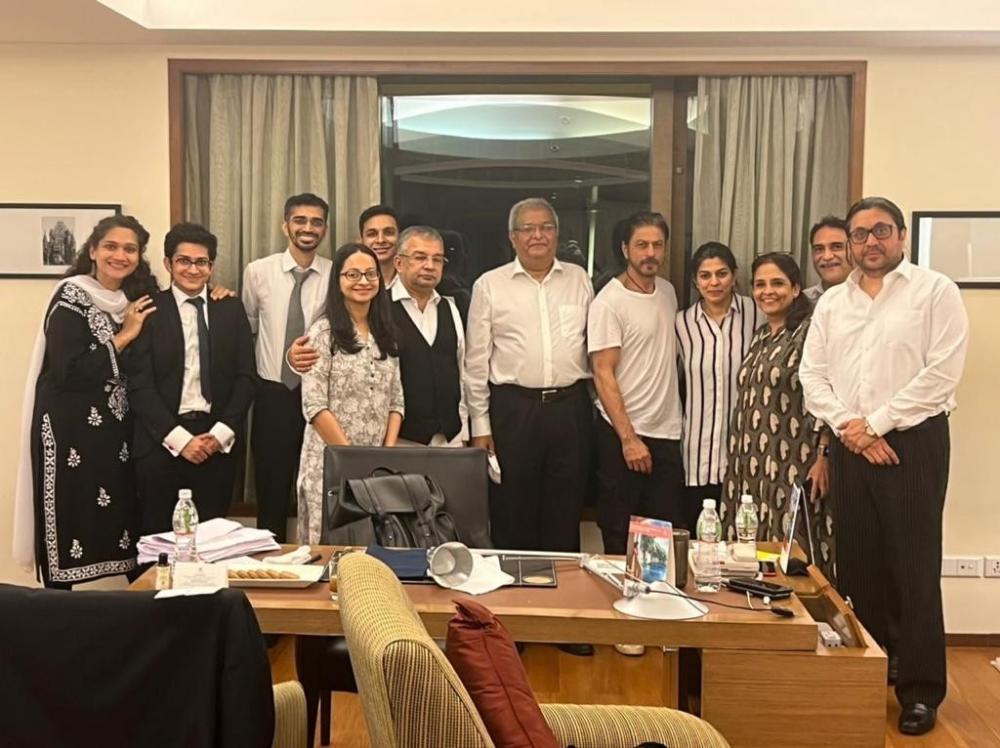 The Weekend Leader - Bail to Aryan: King Khan greets his legal team for court victory